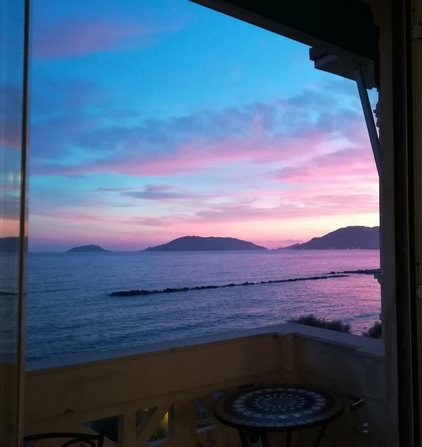 レーリチIl Faro Dei Poetiアパートメント エクステリア 写真